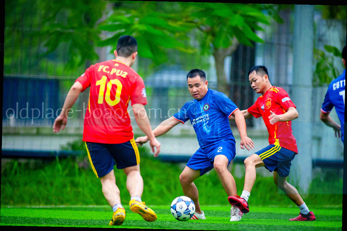 办公楼层走廊与窗边自然光，地面干净，画面中没有人物正脸